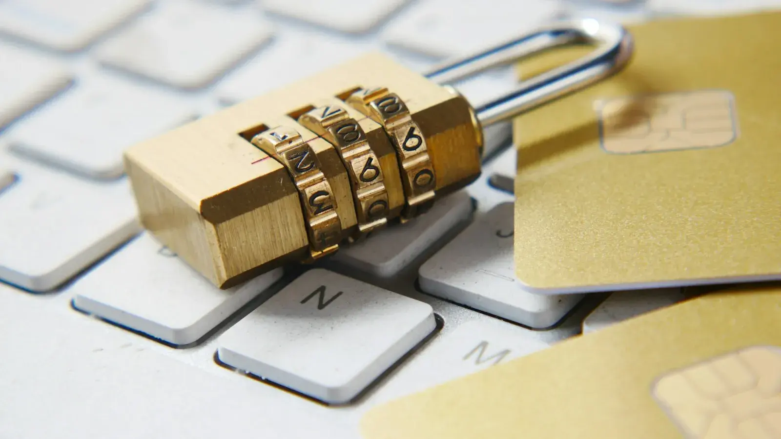 Vorhängeschloss auf einer Tastatur als Symbol für Datenschutz