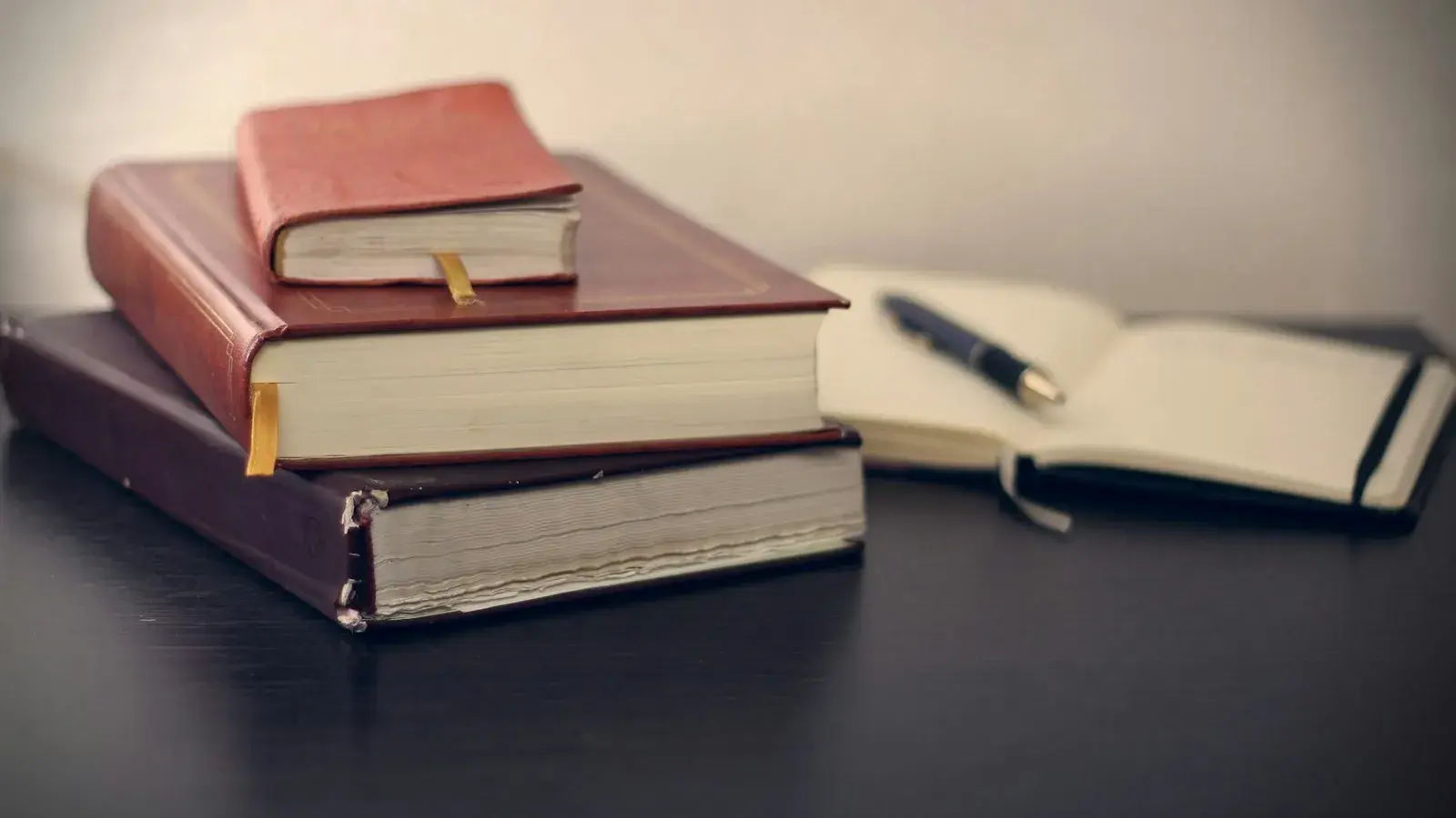 Gesetzbücher und ein Vertrag auf einem Tisch