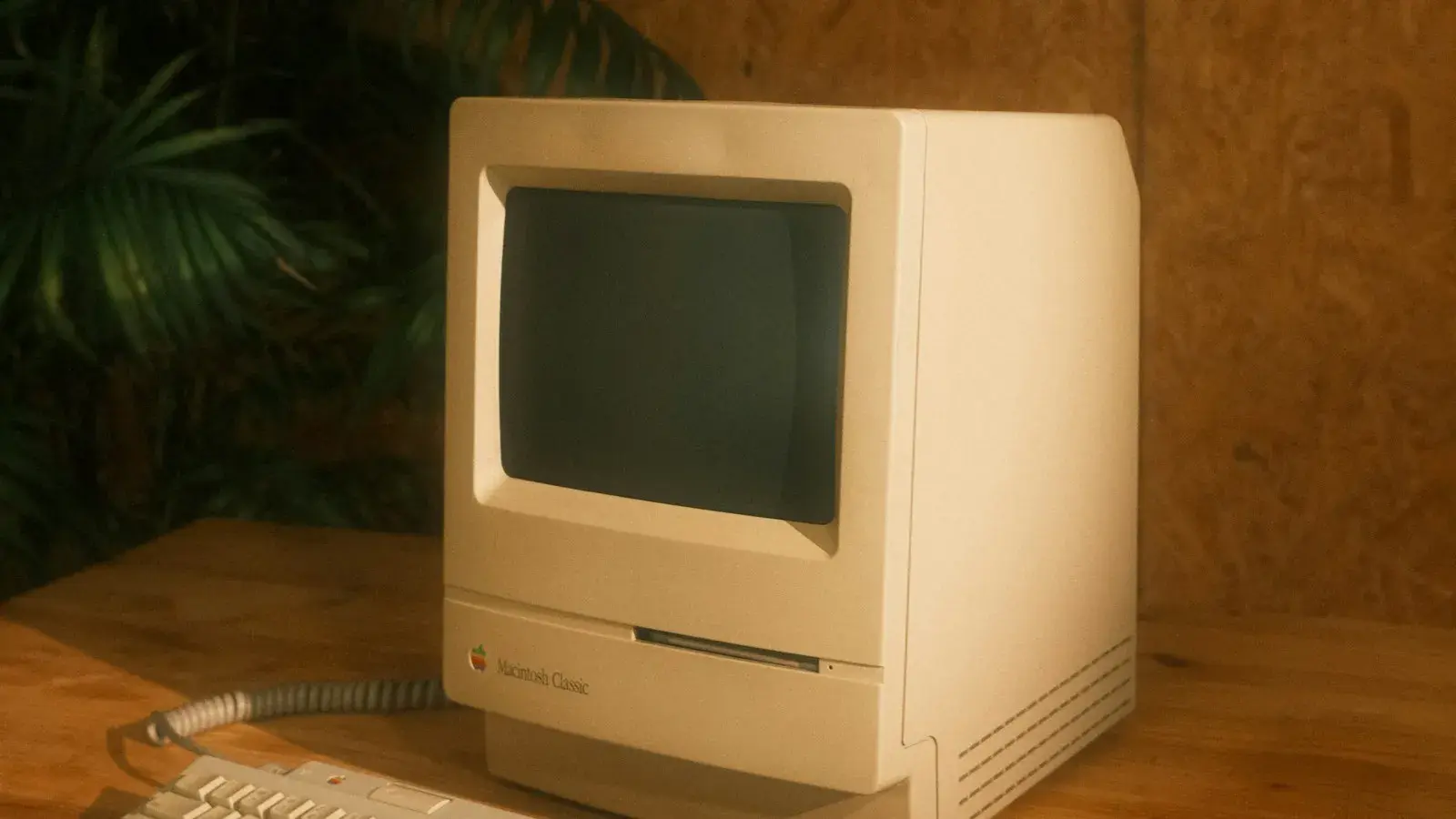 Älterer Computerbildschirm auf einem Schreibtisch