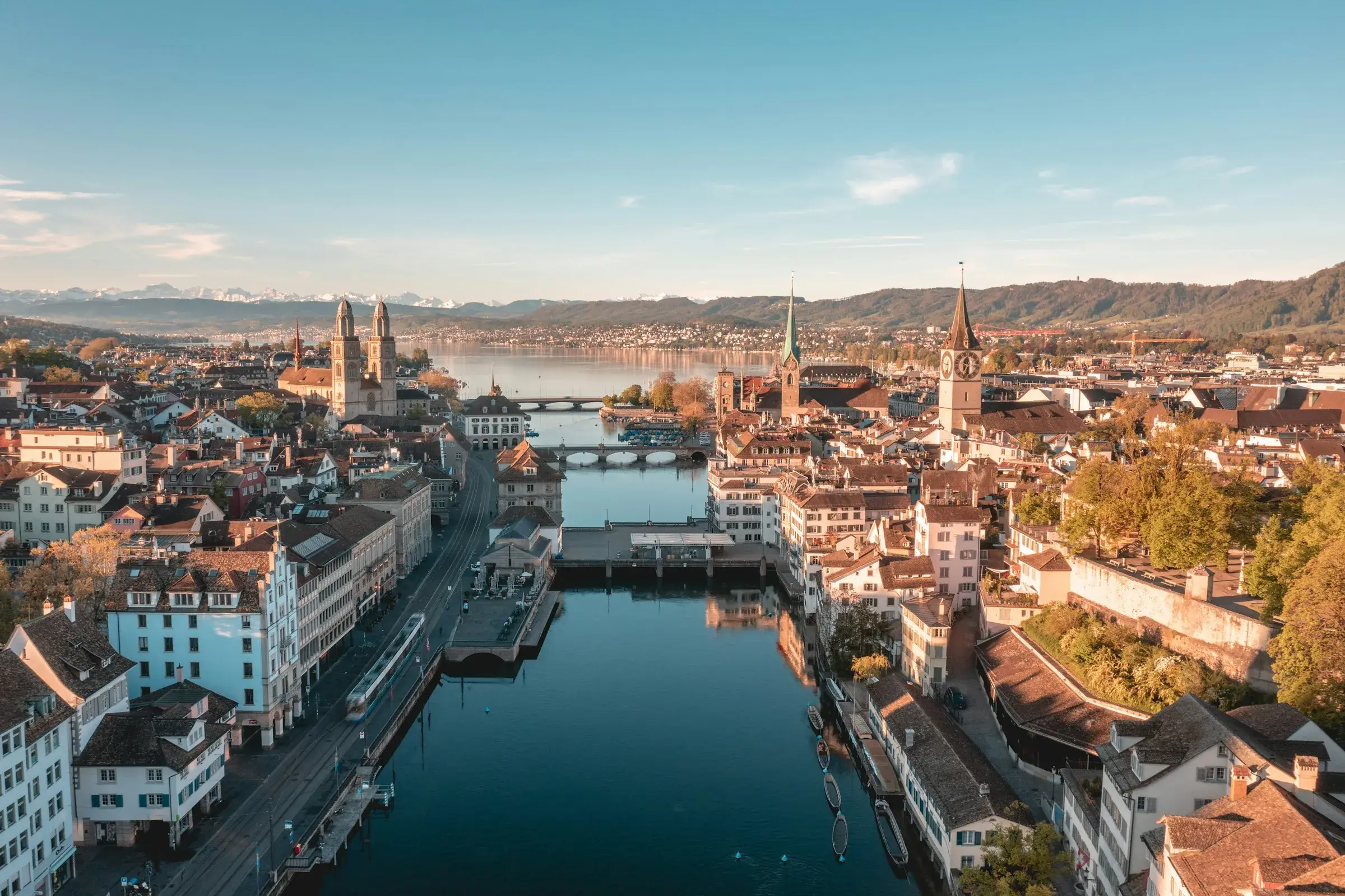 Fluss durch die Stadt Zürich