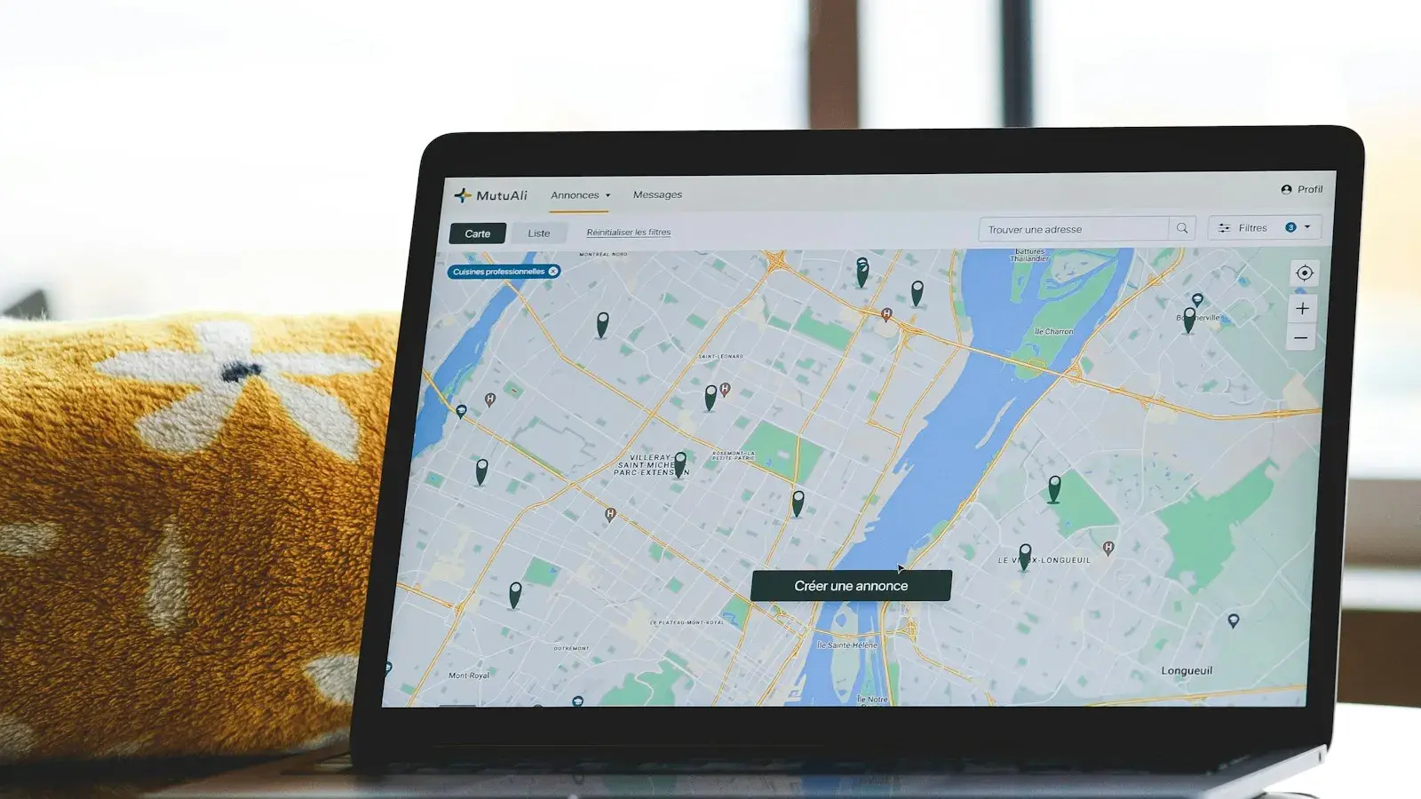 Laptop mit geöffneter Karte auf einem Schreibtisch